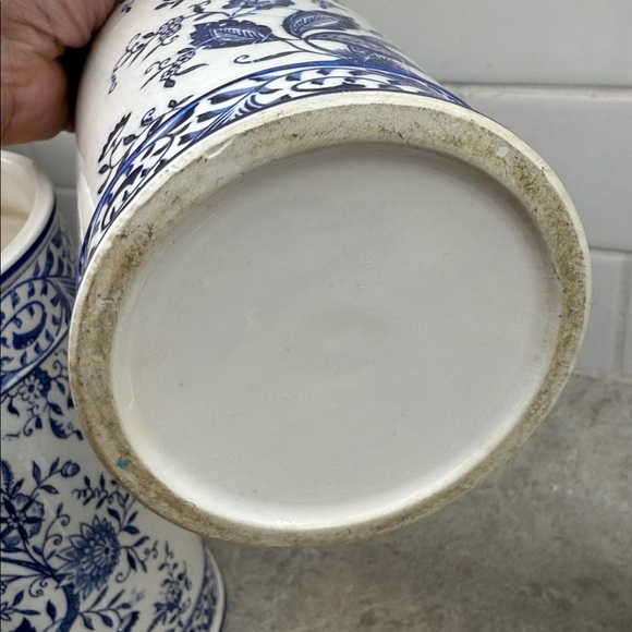 Vintage Blue & White ceramic Blue Onion pattern Canister Set 10.5, 9.5, 6.5 inch - Picture 8 of 9